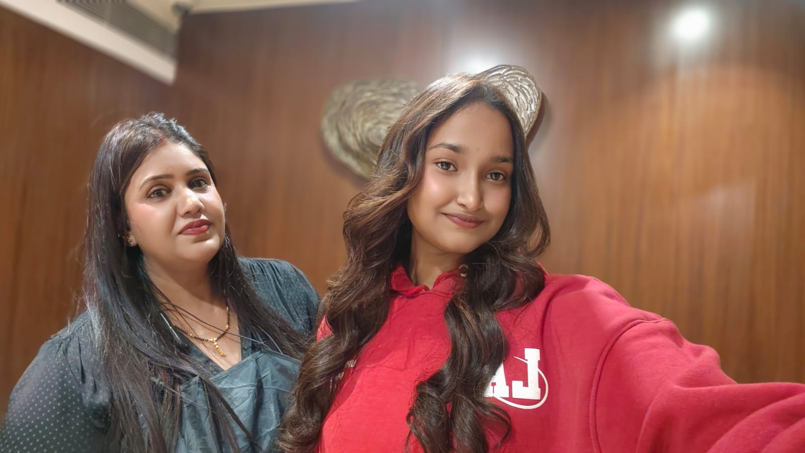 Instagram Looks and Locks salon team selfie